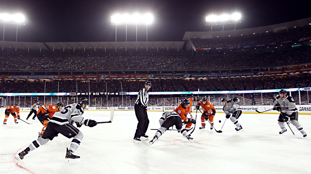 Ducks blank Kings under the lights on Dodger Stadium ice